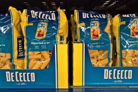 Die F.lli De Cecco Di Filippo Fara San Martino S.p.A. (Marktauftritt De Cecco) ist ein international taetiger italienischer Nahrungsmittelhersteller. Das in Fara San Martino in den Abruzzen ansaessige Unternehmen produziert und vertreibt unter der Marke De Cecco hauptsaechlich Pasta (Nudeln). Darueber hinaus werden auch weitere Spezialitaeten der italienischen Kueche wie Tomatensaucen, Olivenoel, Aceto Balsamico di Modena, Polenta sowie Reis, Reisprodukte und Mehl angeboten. Das 1886 gegruendete Familienunternehmen erwirtschaftete 2006 einen Umsatz von 246 Millionen Euro, wovon mehr als ein Drittel aus dem Export stammt. Foto: DeCecco Rigatoni *** F lli De Cecco Di Filippo Fara San Martino S p A Market presence De Cecco is an internationally active Italian food manufacturer The company based in Fara San Martino in Abruzzo produces and se