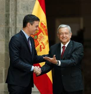 News Bilder des Tages Mexico s President Andres Manuel Lopez Obrador (R) welcomes President of the Spanish Government Pedro Sanchez (L) at the National Palace, in Mexico City, Mexico, 30 January 2019. President of the Spanish Government Pedro Sanchez visits Mexico !ACHTUNG: NUR REDAKTIONELLE NUTZUNG!  Copyright: xJosexMendezx AME5889 20190130-636844793648952090