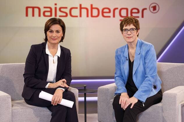 News Themen der Woche KW05 Sandra Maischberger und Annegret Kramp-Karrenbauer in der ARD-Talkshow Maischberger im WDR Studio BS 3. Köln, 30.01.2019 *** Sandra Maischberger and Annegret Kramp Karrenbauer in the ARD talk show Maischberger in the WDR Studio BS 3 Cologne 30 01 2019 Foto:xC.xHardtx xFuturexImage