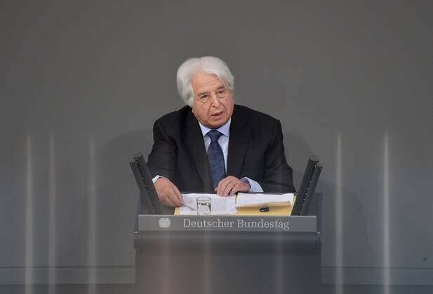 News Themen der Woche KW05 News Bilder des Tages Der Bundestag erinnert am Donnerstag (31.01.2019) in einer Gedenkstunde an die Opfer des Nationalsozialismus. Der israelische Historiker Saul Friedlaender (Friedländer, Foto) hielt die Hauptrede. Der 1932 geborene Friedlaender ueberlebte den Holocaust im Versteck. Seine Eltern wurden in Auschwitz ermordet. Friedlaender forschte vor allem zur Geschichte des Nationalsozialismus und zum Schicksal der europaeischen Juden. Der Bundestag gedenkt traditionell zum Holocaust-Gedenktag der Millionen Opfer des Nazi-Regimes. Am 27. Januar 1945 befreiten Soldaten der Roten Armee das Vernichtungslager Auschwitz. Allein dort wurden mehr als eine Million Menschen getoetet. (Siehe epd-Bericht vom 31.01.2019) Bundestag gedenkt der Opfer des Nationalsozialismus *** The Bundestag commemorates the victims of National Socialism on Thursday 31 01 2019 in an hou Copyright: epd-bild ChristianxDitsch EDITORIAL USE ONLY