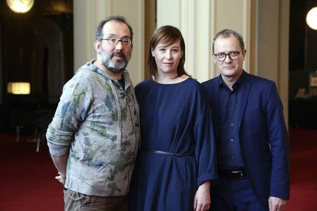 Entertainment Themen der Woche Entertainment Bilder des Tages 31.01.2019, Berlin, Deutschland - Kultursenator Klaus Lederer stellt Leitungsteam fuer die Komische Oper ab 2022 23 vor. Auf einer Pressekonferenz in der Komischen Oper Berlin stellte Dr. Klaus Lederer, Senator fuer Kultur und Europa in Berlin, gemeinsam mit Barrie Kosky, Intendant und Chefregisseur, das Leitungsteam des Hauses ab der Spielzeit 2022 23 vor, wenn die Komische Oper fuer vorraussichtlich fuenf Jahre genaralsaniert wird. Foto: v.l. Barrie Kosky, Intendant und Chefregisseur, Susanne Moser, Geschaeftsfuehrende Direktorin und Philip Broeking, Operndirektor. *** 31 01 2019 Berlin Germany Senator for Culture Klaus Lederer presents management team for the Komische Oper as of 2022 23 At a press conference at the Komische Oper Berlin, Dr Klaus Lederer presented Senator for Culture and Europe in Berlin together with Barrie Kosky Inten