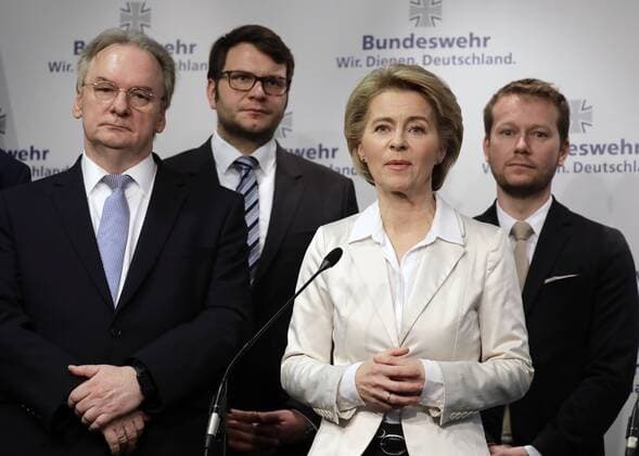 News Themen der Woche KW05 News Bilder des Tages Reiner Haseloff , Ministerpräsident des Landes Sachsen-Anhalt, Marian Wendt, CDU, Ursula von der Leyen, Bundesministerin der Verteidigung, Christoph Bernstiel, CDU, Deutschland, Berlin, BMI und BMVg geben Standort für neue Cyberagentur bekannt, 31.01.2019 *** Reiner Haseloff Prime Minister of Saxony-Anhalt Marian Wendt CDU Ursula von der Leyen Federal Minister of Defence Christoph Bernstiel CDU Germany Berlin BMI and BMVg announce location for new cyber agency 31 01 2019