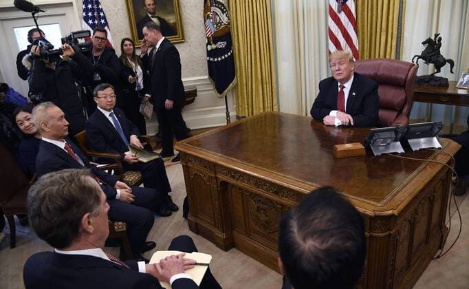 News Themen der Woche KW05 News Bilder des Tages President Donald Trump (R) makes remarks during a meeting with a Chinese trade delegation headed by Vice Premier Liu He (L) as US Trade Representative Robert Lighthizer (L, foreground) attends, at the White House, Washington, DC, January 31, 2019. Trump has set a deadline of March 1 for resolution of various trade issues before tariffs are imposed on Chinese imports to America.  WAP20190131512 MIKExTHEILER