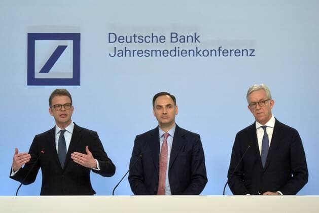 News Themen der Woche KW05 News Bilder des Tages Deutschland, Frankfurt, 01.02.2019 v.l.n.r.: Christian Sewing, Vorsitzender des Vorstands, James von moltke, Finanzvorstand und Karl von Rohr,Stellvertretender Vorsitzender der Deutsche Bank AG, waehrend der Pressekonferenz Jahresmedienkonferenz der Deutsche Bank AG *** Germany Frankfurt 01 02 2019 v l n r Christian Sewing Chairman of the Management Board James von moltke Chief Financial Officer and Karl von Rohr Deputy Chairman of Deutsche Bank AG during the press conference Annual media conference of Deutsche Bank AG