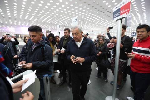 Mexiko, Präsident Obrador mit Linienflug unterwegs February 1, 2019 - EUM20190201NAC07.JPG.CIUDAD DE MEXICO, PresidencyPresidencia-AMLO.- El presidente Andres Manuel Lopez Obrador en su llegada al Aeropuerto Internacional de la Ciudad de Mexico para abordar su vuelo hacia Tabasco, en donde pondra en marcha el programa Sembrando Vida . Foto: Agencia EL UNIVERSALAriel OjedaMAR.  - ZUMAu78_ 20190201_zaf_u78_012 Copyright: xElxUniversalx