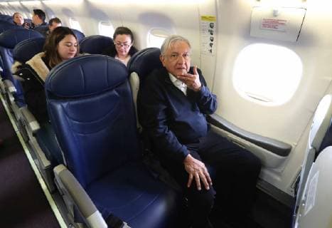 News Bilder des Tages Mexiko, Präsident Obrador mit Linienflug unterwegs February 1, 2019 - EUM20190201NAC09.JPG.CIUDAD DE MEXICO, PresidencyPresidencia-AMLO.- El presidente Andres Manuel Lopez Obrador durante su vuelo hacia Tabasco, en donde pondra en marcha el programa Sembrando Vida . Foto: Agencia EL UNIVERSALAriel OjedaMAR.  - ZUMAu78_ 20190201_zaf_u78_013 Copyright: xElxUniversalx