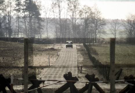 Border barrier and border metal fence at the state border to the German Democratic Republic Bad Bodenteich 31 01 1980 Foto:xR.xSchmiegeltx xFuturexImage