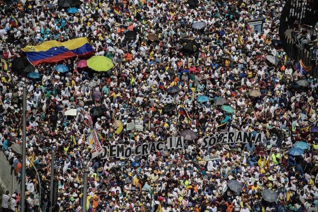 News Themen der Woche KW05 News Bilder des Tages February 2, 2019 - Caracas, Miranda, Venezuela - Large crowd of president Juan Guaido s supporters seen during a protest against Maduro. Opposition supporters take part in a rally against Venezuelan President Nicolas Maduro s government in Caracas and to support Venezuelan opposition leader and self-proclaimed interim president Juan Guaido. Caracas Venezuela - ZUMAs197 20190202_zaa_s197_321 Copyright: xRomanxCamachox