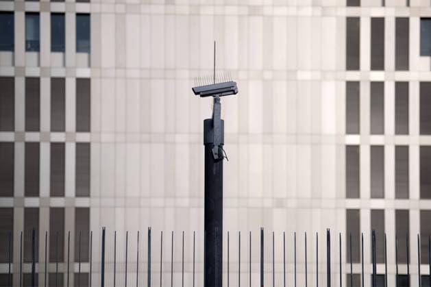 BND-Zentrale Berlin DEU, Deutschland, Germany, Berlin, 04.02.2019 Ueberwachungskamera am Neubau der Zentrale vom Bundesnachrichtendienst BND in Berlin. Die neue Zentrale vom Bundesnachrichtendienst wird am 08. Februar offiziell eingeweiht. Das umzaeunte rund 260.000mÂ² grosse Gelaende mit dem Gebaeudeensemble befindet sich im Berliner Ortsteil Mitte an der Chausseestraße. Im Jahr 2019 soll der Umzug von den bisherigen Standorten mit dann 4000 Mitarbeitern abgeschlossen sein. Fuer die architektonische Umsetzung der einzelnen Teilprojekte sind die Architekturbüros Jan Kleihues + Kleihues (Hauptgebaeude), Henn Architekten (Nordbebauung) und Lehmann Architekten (Suedbebauung) zustaendig. Surveilance Camera at the New building of the headquater of the Bundesnachrichtendienst BND, the German Federal intelligence service agency, in Berlin, Ger