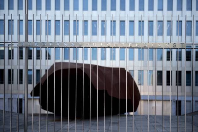 BND-Zentrale Berlin DEU, Deutschland, Germany, Berlin, 04.02.2019 Eingang am Neubau der Zentrale vom Bundesnachrichtendienst BND in Berlin. Die neue Zentrale vom Bundesnachrichtendienst wird am 08. Februar offiziell eingeweiht. Das umzaeunte rund 260.000mÂ² grosse Gelaende mit dem Gebaeudeensemble befindet sich im Berliner Ortsteil Mitte an der Chausseestraße. Im Jahr 2019 soll der Umzug von den bisherigen Standorten mit dann 4000 Mitarbeitern abgeschlossen sein. Fuer die architektonische Umsetzung der einzelnen Teilprojekte sind die Architekturbüros Jan Kleihues + Kleihues (Hauptgebaeude), Henn Architekten (Nordbebauung) und Lehmann Architekten (Suedbebauung) zustaendig. Entrance at the New building of the headquater of the Bundesnachrichtendienst BND, the German Federal intelligence service agency, in Berlin, Germany. The BND will be
