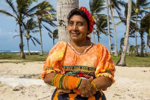 IMAGO Nature: Unsere Erde, Naturschutz, Indigene Völker Panama, San Blas Islands, Achutupo, Traditional dressed Kuna Yala woman model released Symbolfoto  RUNF00198