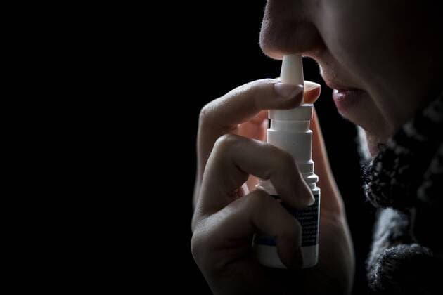 Symbolfoto zum Thema Erkaeltung : Eine Frau nutzt Nasenspray. Berlin, 05.02.2019. Nur zur redaktionellen Verwendung unter Wahrung der Persoenlichkeitsrechte. Berlin Deutschland *** A woman uses nasal spray Berlin 05 02 2019 Only for editorial use in compliance with personal rights Berlin Germany Copyright: xFlorianxGaertner photothek.netx