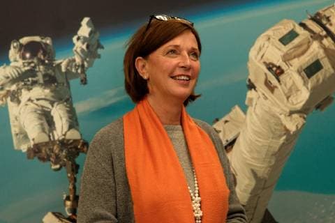 NRW Minister of Education Yvonne Gebauer at DLR In the photo the North Rhine-Westphalian Minister of Education Yvonne Gebauer Together with schoolchildren she visited the DLR School Lab of the German Aerospace Center DLR in Cologne Wahn Cologne North Rhine-Westphalia Germany
