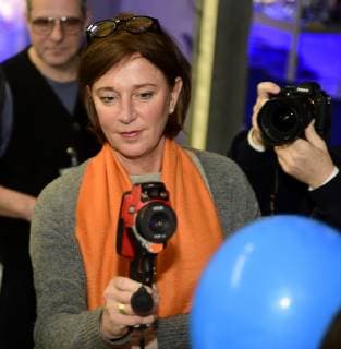 NRW Minister of Education Yvonne Gebauer visits the School Lab of the German Aerospace Center on 06 02 2019 DLR Minister Yvonne Gebauer tests a thermal imaging camera on a balloon Â