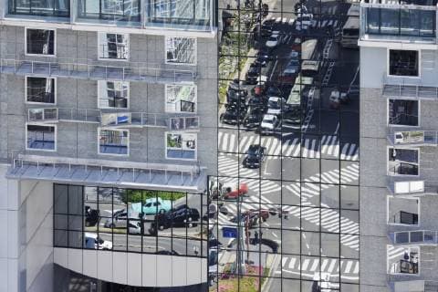 IMAGO Creative: Dichotomien, Reflexionen - Architektur Street Seen Reflected off a Building Surface Street Seen Reflected off a Building Surface,Japan  51426