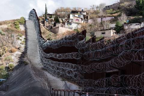 News Bilder der Woche February 6, 2019 - Nogales, United States - Concertina wire, recently added by U.S. Army troops, is seen covering the U.S.-Mexico border wall in Nogales, Arizona on February 6, 2019. Troops began adding additional rows of wire to downtown Nogales this past Saturday and have continued to add more rows this week in and around Nogales while local officials are asking for the wire to be removed. Nogales United States  - ZUMAn230 20190206_zaa_n230_817 Copyright: xMaxxHermanx