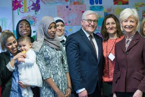 News Bilder des Tages Bundespraesident Frank-Walter Steinmeier (M.) hat am Donnerstag (07.02.2019) bei einem Besuch in Frankfurt am Main die Integrationseinrichtung Maedchenbuero Milena fuer gefluechtete Frauen und Maedchen besucht. (Foto re.: Ann Kathrin Linsenhoff, Linsenhoff-Stiftung EDITORIAL USE ONLY
