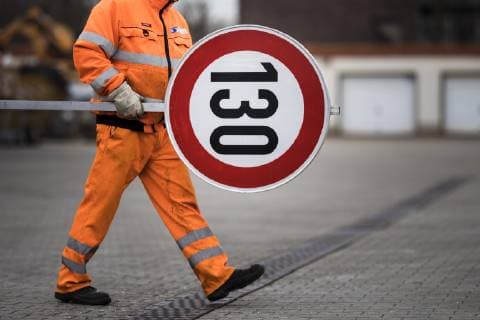 Symbolfoto zum Thema Tempolimit : Ein Mitarbeiter der Autobahnmeisterei laeuft mit einem Schild fuer die Geschwindigkeitsbegrenzung auf 130 km h. Birkenwerder, 07.02.2019. Birkenwerder Deutschland *** Symbol photo on the subject of speed limits An employee of the Autobahn maintenance department runs with a sign for the speed limit of 130 km h Birkenwerder 07 02 2019 Birkenwerder Germany Copyright: xFlorianxGaertner photothek.netx