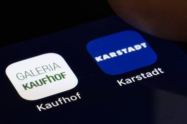 Symbol photo A finger on a smartphone taps the logo of Galeria Kaufhof and Karstadt Berlin 07 02 2019 Berlin Germany Copyright: xThomasxTrutschel photothek.netx