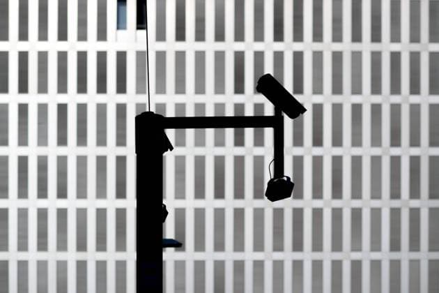BND-Zentrale Berlin DEU, Deutschland, Germany, Berlin, 08.02.2019 Ueberwachungskamera am Neubau der Zentrale vom Bundesnachrichtendienst BND in Berlin. Die neue Zentrale vom Bundesnachrichtendienst wird am 08. Februar offiziell eingeweiht. Das umzaeunte rund 260.000mÂ² grosse Gelaende mit dem Gebaeudeensemble befindet sich im Berliner Ortsteil Mitte an der Chausseestraße. Im Jahr 2019 soll der Umzug von den bisherigen Standorten mit dann 4000 Mitarbeitern abgeschlossen sein. Fuer die architektonische Umsetzung der einzelnen Teilprojekte sind die Architekturbüros Jan Kleihues + Kleihues (Hauptgebaeude), Henn Architekten (Nordbebauung) und Lehmann Architekten (Suedbebauung) zustaendig. Surveilance Camera at the New building of the headquater of the Bundesnachrichtendienst BND, the German Federal intelligence service agency, in Berlin, Ger