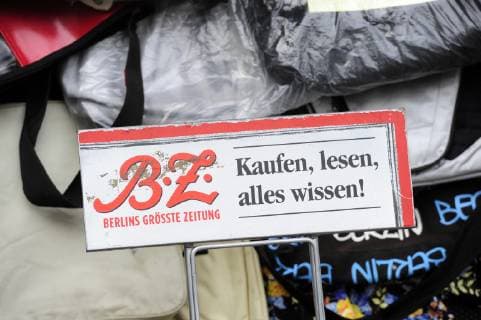 Werbung für die BZ in einem Kiosk in der Kreuzberger Mariannenstraße. Schriftzug Kaufen, lesen, alles wissen! und dem Hinweis Berlins grösste Zeitung. Werbung für die BZ *** Advertising for the BZ in a kiosk in Kreuzberger Mariannenstraße Writing Buy Read everything know and the notice Berlins largest newspaper Advertising for the BZ