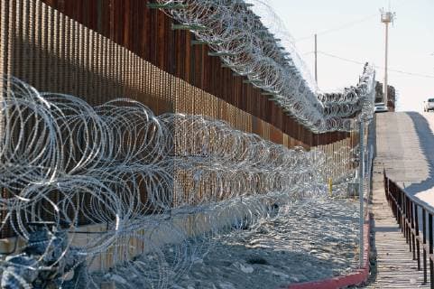 Arizona, Grenzzaun zwischen USA und Mexiko in Nogales Barbed wire has been placed along the fence of United States-Mexico border in Nogales, Arizona on February 8, 2019. The Arizona city has ordered Federal Officials to remove the razor wire.  PXP201902080778 ARTxFOXALL