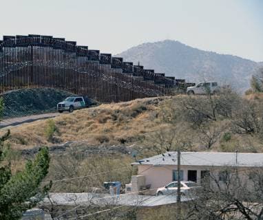 Arizona, Grenzzaun zwischen USA und Mexiko in Nogales A United Sates Border Patrol truck drives along the fence United States-Mexico border in Nogales, Arizona on February 8, 2019. The Arizona city has ordered Federal Officials to remove the razor wire that was place atop and at the bottom of the wall.  PXP2019020807 ARTxFOXALL