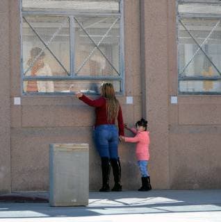 Arizona, Grenzzaun zwischen USA und Mexiko in Nogales A woman and her child talk to a person (L) on the Mexican side of the boarder in Nogales, Arizona on February 8, 2019.  PXP2019020810 ARTxFOXALL