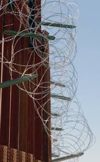 Arizona, Grenzzaun zwischen USA und Mexiko in Nogales Barbed wire that has been placed on top of the fence along the United States-Mexico border in Nogales, Arizona on February 8, 2019. The Arizona city has ordered Federal Officials to remove the wire.  PXP2019020816 ARTxFOXALL