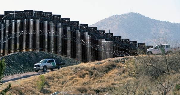 Arizona, Grenzzaun zwischen USA und Mexiko in Nogales While one United States Boarder Patrol truck (L) drives along the boarder fence another is positioned to observe activity along the United States-Mexico border in Nogales, Arizona on February 8, 2019. The fence is adorned with barbed wire which the Arizona city has ordered Federal Officials to remove.  PXP2019020822 ARTxFOXALL