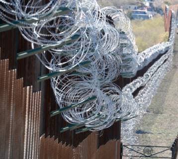 Arizona, Grenzzaun zwischen USA und Mexiko in Nogales Barbed wire has been placed on the top and side of the fence along the United States-Mexico border in Nogales, Arizona on February 8, 2019. The Arizona city has ordered Federal Officials to remove the barbed wire.  PXP2019020823 ARTxFOXALL