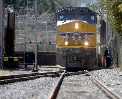 Arizona, Grenzzaun zwischen USA und Mexiko in Nogales Barbed wire can be seen on the left as this train passes through the United States-Mexico border in Nogales, Arizona on February 8, 2019. The Arizona city has ordered Federal Officials toe remove the barbed wire.  PXP2019020825 ARTxFOXALL