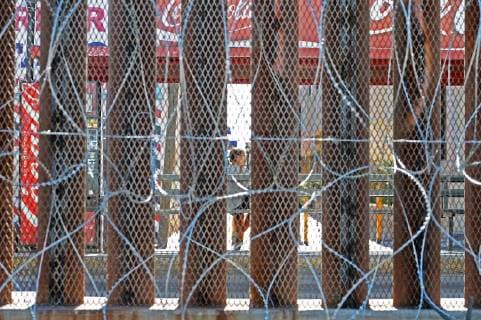 Arizona, Grenzzaun zwischen USA und Mexiko in Nogales A woman can be seen through barbed wire on the boarder fence on the United States-Mexico border in Nogales, Arizona on February 8, 2019. The Arizona city has ordered Federal Officials to remove the barbed wire.  PXP2019020827 ARTxFOXALL