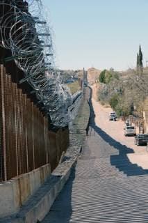 Arizona, Grenzzaun zwischen USA und Mexiko in Nogales Barbed wire has been placed on top of the fence along the United States-Mexico border heading West from Nogales, Arizona on February 8, 2019. The Arizona City has ordered Federal Officials to remove the barbed wire.  PXP2019020819 ARTxFOXALL