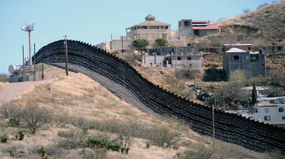 News Bilder des Tages Arizona, Grenzzaun zwischen USA und Mexiko in Nogales Barbed wire has been placed on top and side of the fence along the United States-Mexico border, shown here, heading East from Nogales, Arizona on February 8, 2019. The Arizona city has ordered Federal Officials to remove the barbed wire.  PXP2019020821 ARTxFOXALL