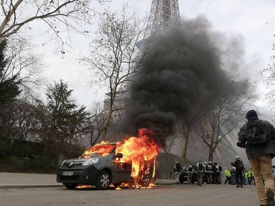News Themen der Woche KW06 News Bilder des Tages PARIS, FRANCE - FEBRUARY 9, 2019: A vehicle on fire during a Yellow Vest rally. Arina Lebedeva TASS  TS0A07F7