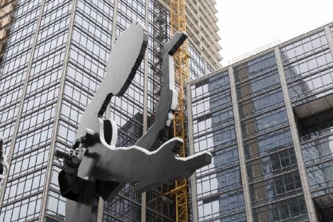 Architektur von Robert Venturi February 9, 2019 - Seattle, Washington, U.S - Seattle, Washington: Covered in a layer of fresh snow, Jonathan Borofsky s landmark Hammering Man at Seattle Art Museum continues to hammer away as a strong winter storm blankets the city. Seattle U.S. - ZUMAg235 20190209_zap_g235_019 Copyright: xPaulxChristianxGordonx