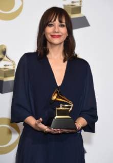 Rashida Jones appears backstage with her award for Best Music Film for Quincy , during the 61st annual Grammy Awards held at Staples Center in Los Angeles on February 10, 2019.  LAP20190210179 GREGGxDEGUIRE