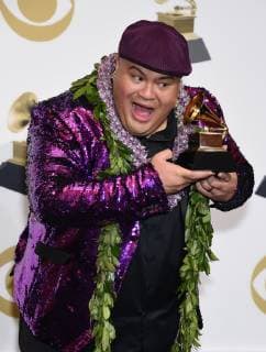 Entertainment Bilder des Tages Kalani Pe a appears backstage with his award for Best Regional Roots Music Album for No Ane i , during the 61st annual Grammy Awards held at Staples Center in Los Angeles on February 10, 2019.  LAP20190210181 GREGGxDEGUIRE
