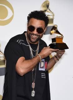 Entertainment Bilder des Tages Shaggy appears backstage with his award for Best Reggae Album for 44 876, during the 61st annual Grammy Awards held at Staples Center in Los Angeles on February 10, 2019.  LAP20190210438 GREGGxDEGUIRE