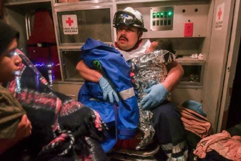 News Bilder des Tages A family of migrants composed of three adults and two Central American children are rescued by Beta Group agents and lifeguards of the Mexican Red Cross, after trying to move to the US side and get trapped in the Rio Bravo this Sunday in Piedras Negras, Mexico, on 10 February 2019. Migrant family tries to cross river to get to the US and must be rescued !ACHTUNG: NUR REDAKTIONELLE NUTZUNG!  Copyright: xMiguelxSierrax AME1782 20190211-636854580289407730