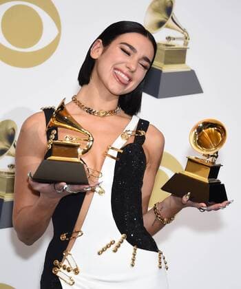 Entertainment Themen der Woche KW06 Entertainment Bilder des Tages Dua Lipa appears backstage with her awards for Best New Artist and Best Dance Recording for Electricity, during the 61st annual Grammy Awards held at Staples Center in Los Angeles on February 10, 2019.  LAP201902101025 GREGGxDEGUIRE