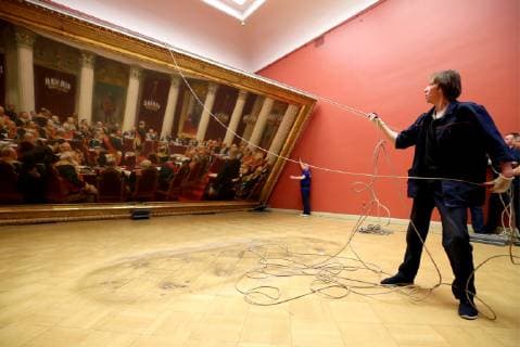 News Bilder des Tages ST PETERSBURG, RUSSIA - FEBRUARY 11, 2019: Russian Museum workers take a painting by Ilya Repin, Ceremonial meeting of the State Council of 7 May 1901 on the day of the Centenary of its Establishment , off its stretcher in Mikhailovsky Castle (St Michael s Castle) as it is prepared to be shipped to Moscow for a Tretyakov Gallery exhibition marking Ilya Repin s 175th birthday anniversary. Peter Kovalev TASS  TS0A092F
