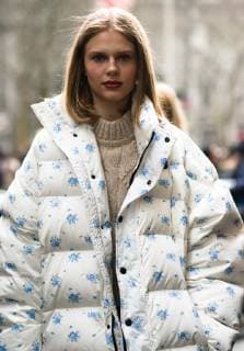 A chic showgoer attending the Kate Spade show during New York Fashion Week - Feb 8, 2019 - NYFW: Fall 2019 Street Style Day 2, New York City New York United States  Copyright: xMichellexSangsterx h_00579431