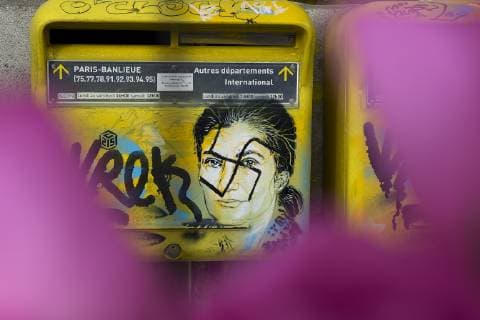 Portraits de Simone Viel sur les boites aux lettres de la Mairie du XXIIIe arrondissement de Paris NEWS : Nettoyage des tag Antisemite sur le portrait de Simone Veil - Paris - 12 02 2019 JBAutissier Panoramic 