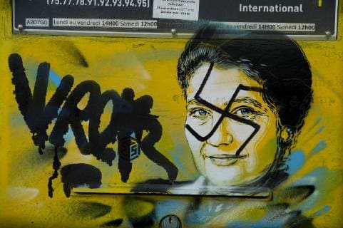 Portraits de Simone Viel sur les boites aux lettres de la Mairie du XXIIIe arrondissement de Paris NEWS : Nettoyage des tag Antisemite sur le portrait de Simone Veil - Paris - 12 02 2019 JBAutissier Panoramic 