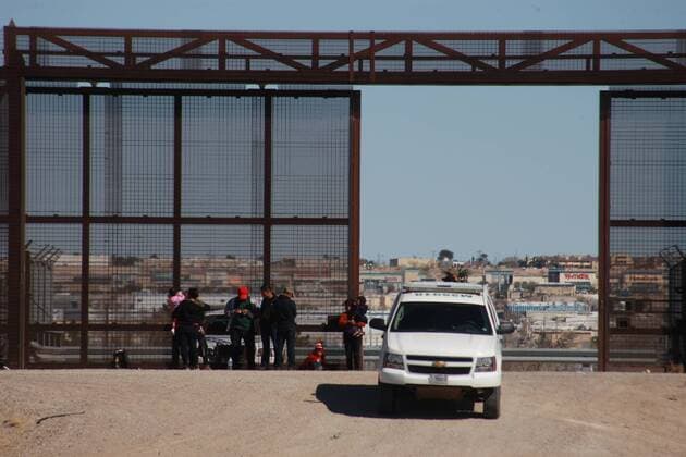 Mexico: Migrants cross the border Migrants cross the Rio Grande to the United States, in front of the construction of the wall that divides the border between Ciudad Juarez, Mexico and the United States. On December 11, the President of the United States went to Texas to promote the construction of the wall as part of his re-election campaign Juarez chihuahua United States juarez  DavidxPeinado