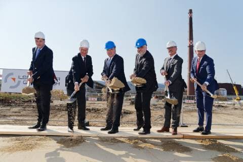 Prof. Dr.-Ing. Heinz Jörg Fuhrmann, Vorstandsvorsitzender Salzgitter AG, Sachsen-Anhalts Ministerpräsident Dr. Reiner Haseloff und Wirtschaftsminister Prof. Dr. Armin Willingmann nehmen mit anderen Vertretern des Unternehmens den erste Spatenstich für das Projekt ãNeue WärmebehandlungslinieÒ vor. Das Bauvorhaben stellt mit einem Investitionsvolumen von 150 Millionen Euro die größte Einzelinvestition in der Unternehmensgeschichte der Ilsenburger Grobblech GmbH (ILG) Ð einer Tochtergesellschaft der Salzgitter AG, dar. Ilsenburg Walzewerk Sachsen-Anhalt Deutschland *** Prof Dr Ing Heinz Jörg Fuhrmann Chairman of the Executive Board Salzgitter AG Saxony Anhalt Prime Minister Dr Reiner Haseloff and Minister of Economic Affairs Prof Dr Armin Willingmann present the ground-breaking ceremony for the New Heat Treatment Line project together wi