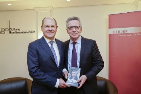 13 02 2019 Berlin Germany Press conference for book presentation Governance Interior views of politics published by Herder Verlag with author Thomas de Maiziere Photo by Thomas de Maiziere CDU Federal Minister a D and author of the book and Federal Minister of Finance Olaf Scholz SPD on the occasion of press conference for book presentation Governance Interior views of politics