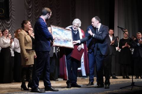 Spanish opera singer Placido Domingo (C) accepts a present - a painting by Ukrainian artist Nataliia Lopukhina - during his visit to the Pyotr Tchaikovsky National Music Academy of Ukraine (NMAU) in Kyiv, capital of Ukraine, February 14, 2019. Ukrinform. Placido Domingo becomes honorary professor of Ukraine s Music Academy  Copyright: xDanilxShamkinx